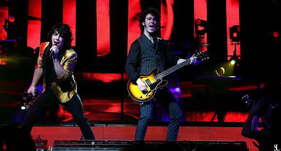 Jonas Brothers, Burnin Up Tour Book